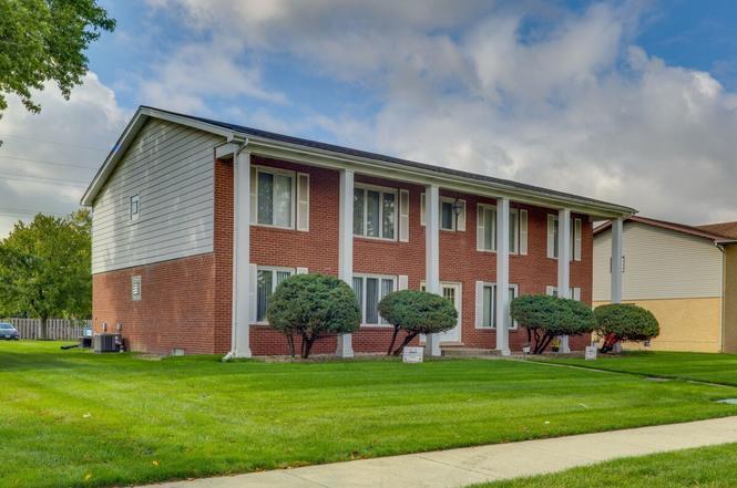 1136 Camellia Dr in Munster, IN - Building Photo