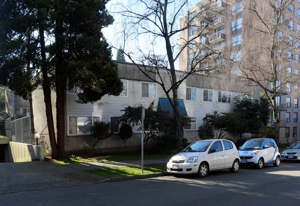 1346 Pendrell St in Vancouver, BC - Building Photo