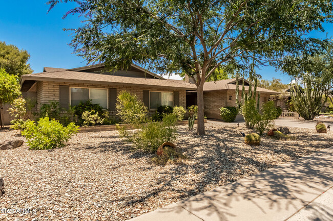 2113 E Pebble Beach Dr in Tempe, AZ - Foto de edificio - Building Photo