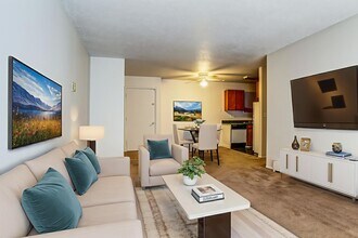 Cedar Creek Apartments in Okemos, MI - Foto de edificio - Building Photo