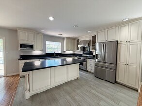 5932 Cahill Ave in Tarzana, CA - Building Photo - Building Photo