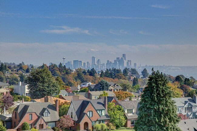 2221 W Viewmont Wy W in Seattle, WA - Building Photo - Building Photo