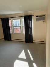 17060 E 11 Mile Rd, Unit #7 in Roseville, MI - Foto de edificio - Building Photo