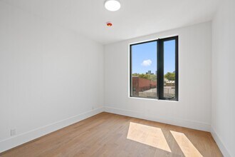 14-27-27 28th Ave-Unit -303 in Queens, NY - Building Photo - Building Photo