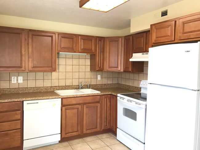 1064 Nayon Dr, Unit #C in Layton, UT - Building Photo - Building Photo