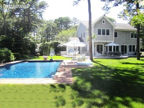 8 Hilltop Ln in East Hampton, NY - Foto de edificio - Building Photo