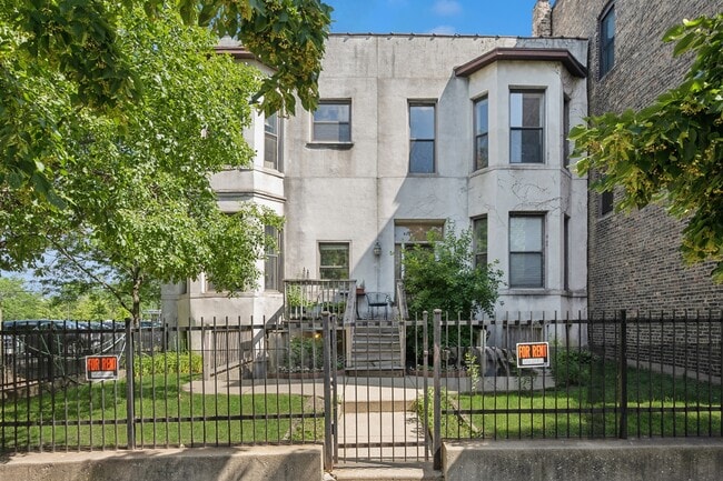 property at 828 W Dakin St