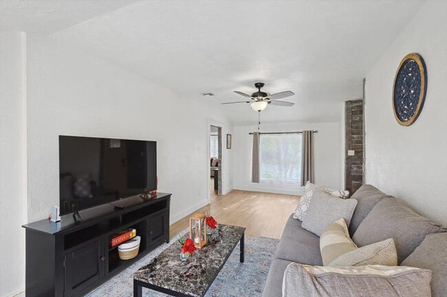 711 Red Oak Ln in Weatherford, TX - Building Photo - Building Photo