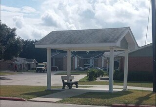 516 Laredo St in Navasota, TX - Building Photo - Building Photo