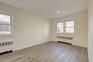 670 W Broadway in Long Beach, NY - Building Photo - Building Photo