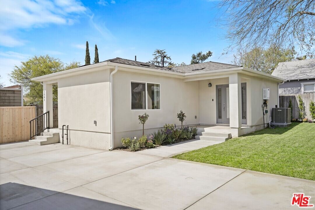 1561 E Elizabeth St in Pasadena, CA - Building Photo