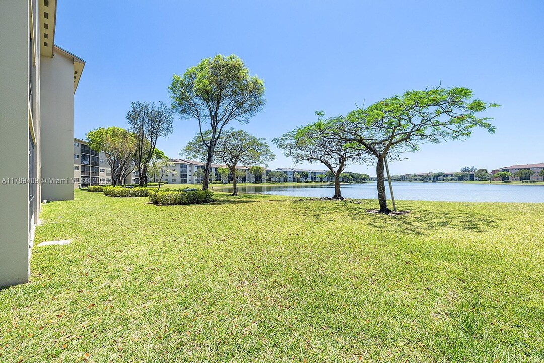550 SW 138th Ave in Pembroke Pines, FL - Building Photo