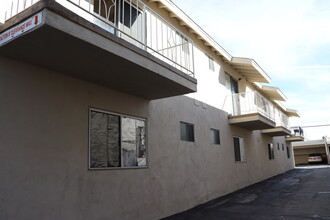 8726 Owensmouth Ave in Canoga Park, CA - Building Photo - Building Photo