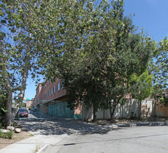 Las Flores Apartments in Los Angeles, CA - Foto de edificio - Building Photo