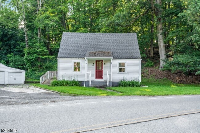 110 Lake Iliff Rd in Newton, NJ - Building Photo - Building Photo