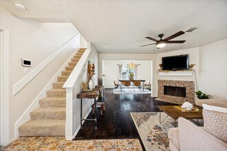 8807 Sage Pl Dr in Houston, TX - Foto de edificio - Building Photo