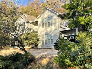 166 N Oklahoma Way in Fayetteville, AR - Foto de edificio - Building Photo