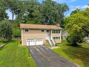 37 Windsor Ln in Greenwich, CT - Building Photo - Building Photo