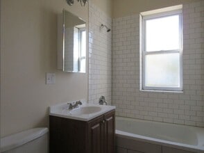 3807 W Hirsch St, Unit 2 in Chicago, IL - Foto de edificio - Building Photo