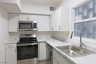 2590 First St in Ft. Myers, FL - Building Photo - Building Photo