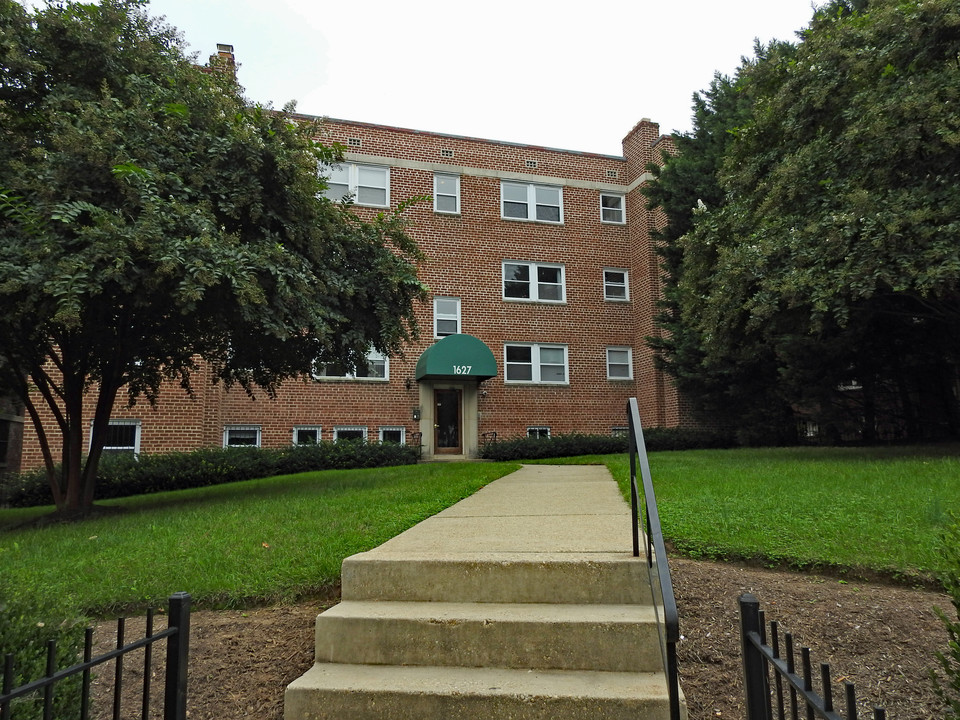 1627 MASSACHUSETTS AVE SE in Washington, DC - Foto de edificio