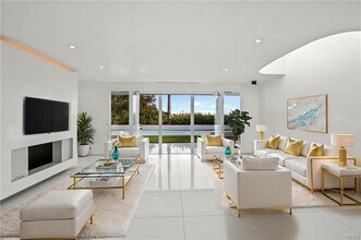 1046 N Hillcrest Rd in Beverly Hills, CA - Building Photo - Building Photo