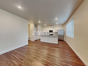 954 N Barkvine Ave in Star, ID - Foto de edificio - Building Photo