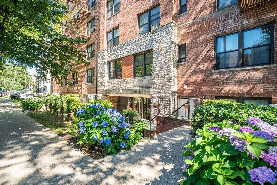 141-30 84th Rd in Queens, NY - Building Photo