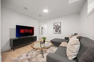 11232-11127 127 St, Unit SI ID1491161P in Edmonton, AB - Building Photo - Building Photo