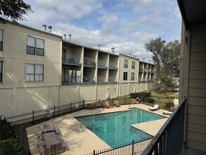 4001 E NASA Pkwy in El Lago, TX - Foto de edificio - Building Photo