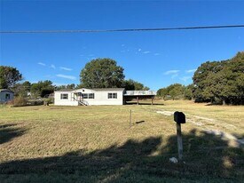 118 Hilltop Meadows Dr in Springtown, TX - Building Photo