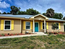 711 N Park St in Crescent City, FL - Building Photo