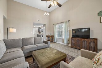 833 Lutz Ln in Clarksville, TN - Foto de edificio - Building Photo