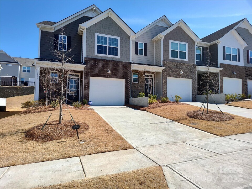 6017 Chelsea Oaks Rdg in Tega Cay, SC - Building Photo