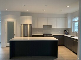 2070 Oak Meadows Dr in Surrey, BC - Building Photo