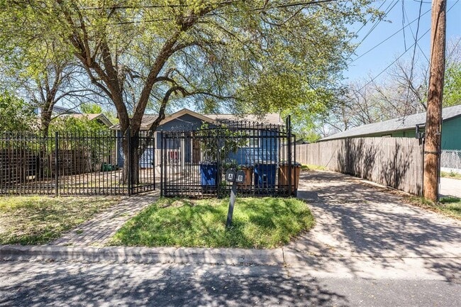 1116 Ebert Ave in Austin, TX - Building Photo - Building Photo