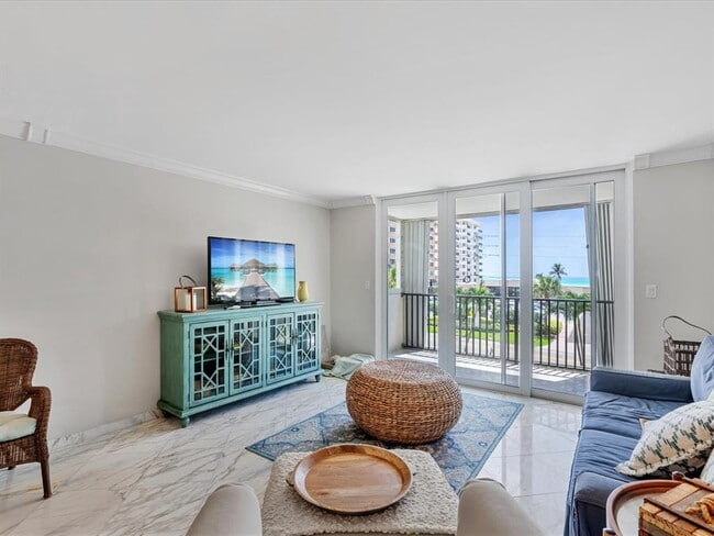1150 Hillsboro Mile, Unit 312 in Hillsboro Beach, FL - Foto de edificio - Building Photo