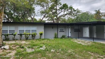 102 S Christmas Hill Rd in Titusville, FL - Building Photo