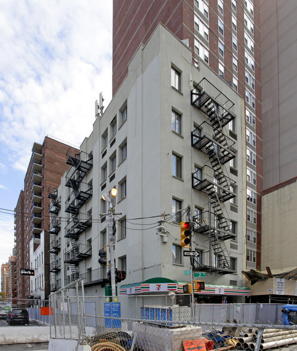 300 E 96th St in New York, NY - Building Photo