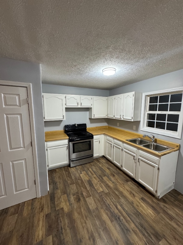 property at 1211 Redbud St