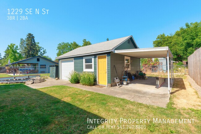 1229 SE N St in Grants Pass, OR - Building Photo - Building Photo