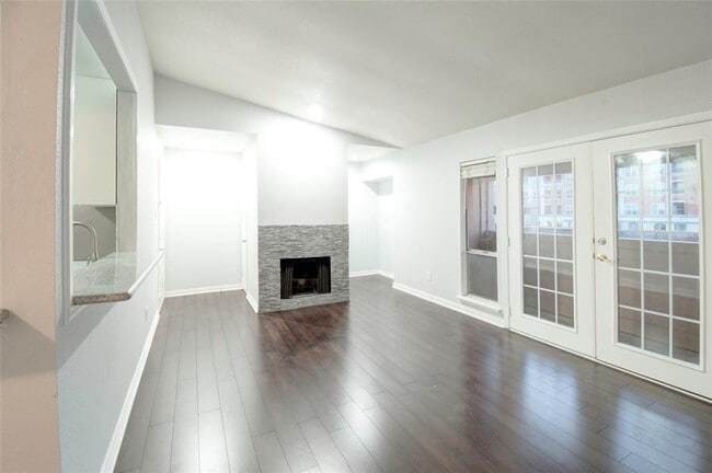 1915 Augusta Dr in Houston, TX - Building Photo - Building Photo