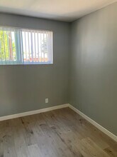 20033 Saticoy St in Los Angeles, CA - Foto de edificio - Building Photo