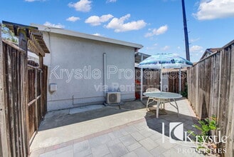 211 Oakmore Ct in Vallejo, CA - Foto de edificio - Building Photo