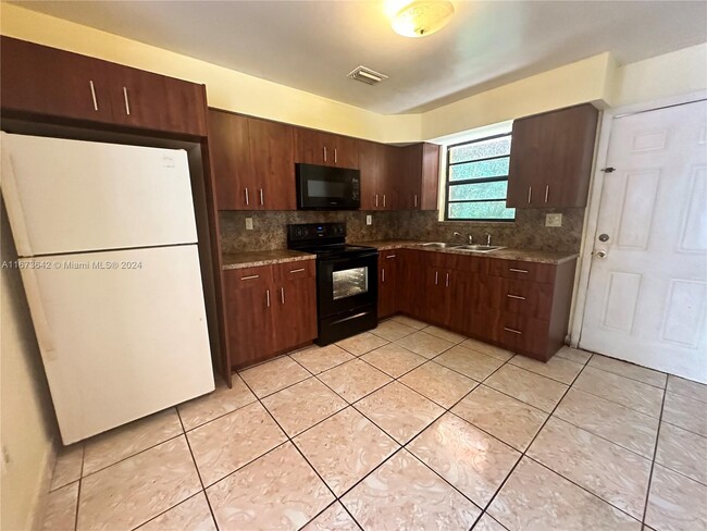 11341 NE 13th Ave-Unit -1 in Miami, FL - Building Photo - Building Photo