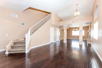 2205 Royal Caribbean Ave in North Las Vegas, NV - Foto de edificio - Building Photo