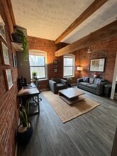 222 Williams St E in Glastonbury, CT - Foto de edificio - Building Photo