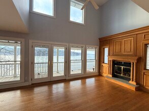 83 Main St in East Haddam, CT - Foto de edificio - Building Photo