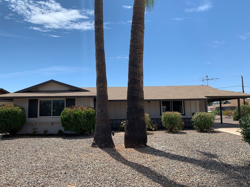 10819 W Connecticut Ave in Sun City, AZ - Foto de edificio