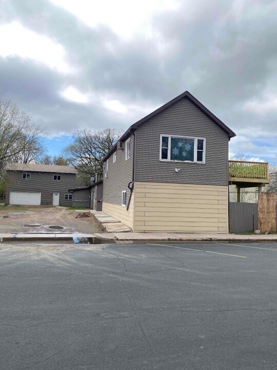 114 Main St in Bethel, MN - Building Photo
